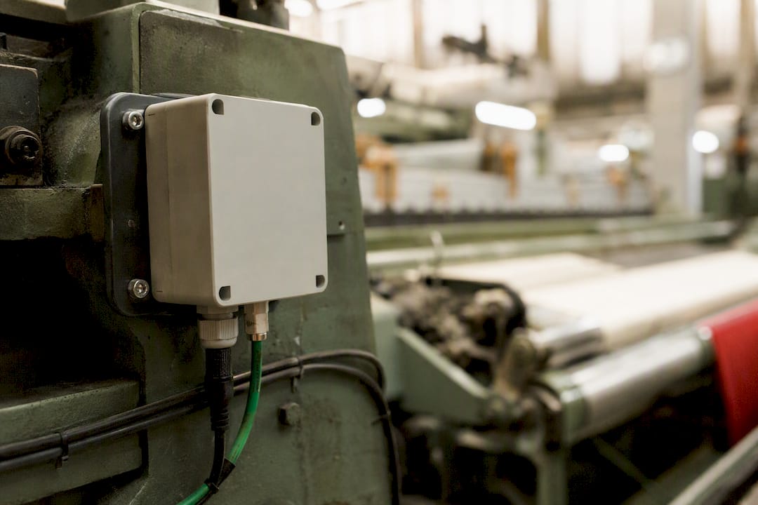 Dispositivo sensor IoT integrado en una máquina textil